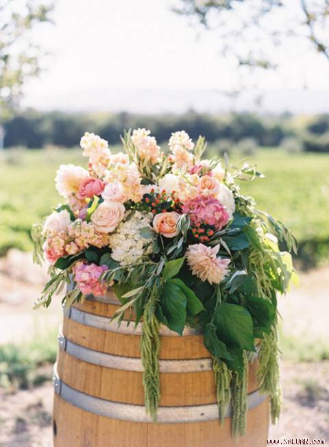 Hoa kết hợp cùng thùng rượu vang phong cách mộc mạc.
